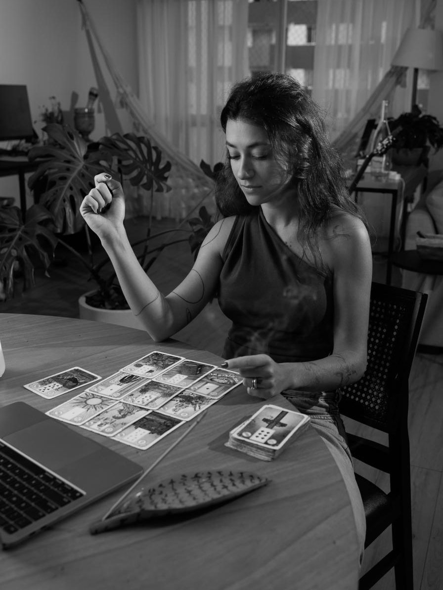 Isa fazendo uma leitura de tarô